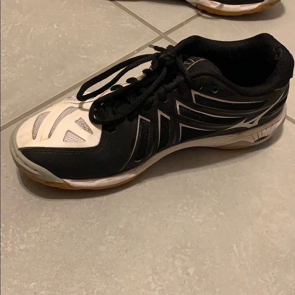 Volleyball Shoes - Picture 2 of 3